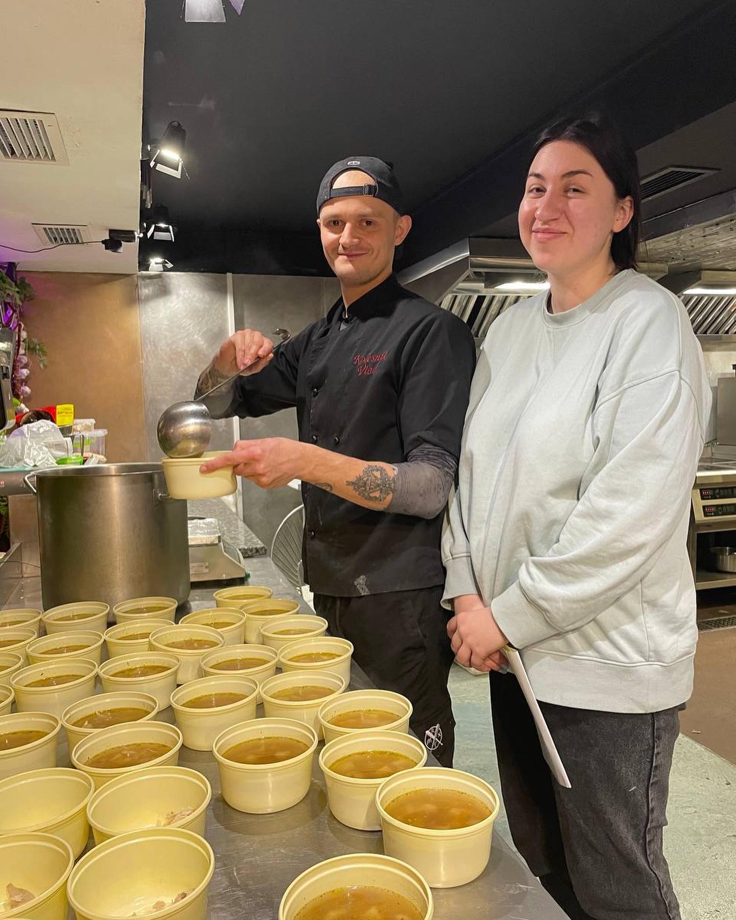 Суп Фо і багато спецій: Ектор Хіменес-Браво показав, чим годує воїнів ЗСУ